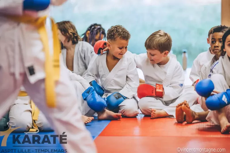 Complicité entre jeunes karatékas